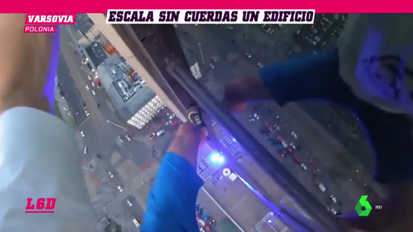 El 'Spider-Man' de Silesia escala un edificio de 170 metros sin cuerda El 'Spider-Man' de Silesia escala un edificio de 170 metros sin cuerda
