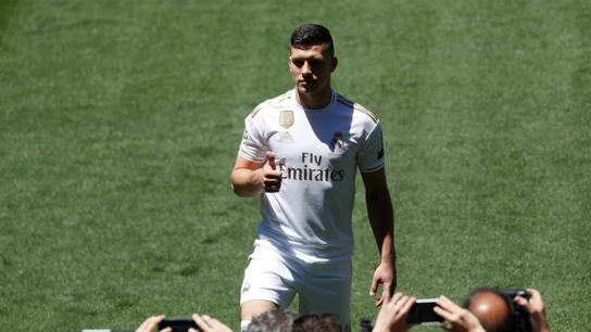 Luka Jovic posa con la camiseta del Real Madrid Luka Jovic posa con la camiseta del Real Madrid