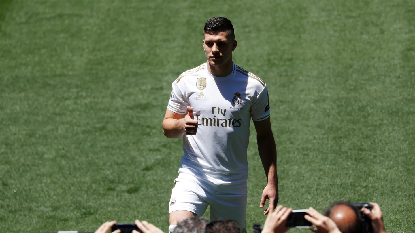 Luka Jovic posa con la camiseta del Real Madrid Luka Jovic posa con la camiseta del Real Madrid