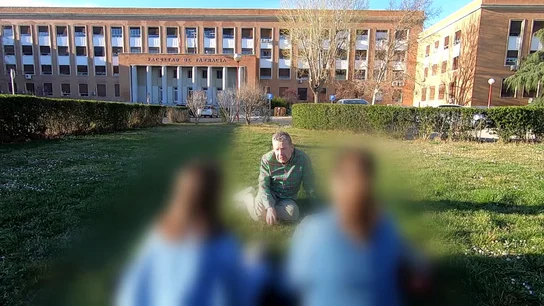 Dos chicas de la residencia universitaria Duque de Ahumada habla con Chicote Dos chicas de la residencia universitaria Duque de Ahumada habla con Chicote