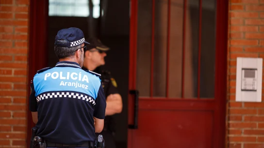 Policías en la vivienda situada en la calle de Victoria Kamhi de Aranjuez donde se produjo el tiroteo Policías en la vivienda situada en la calle de Victoria Kamhi de Aranjuez donde se produjo el tiroteo