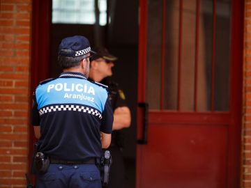 Policías en la vivienda situada en la calle de Victoria Kamhi de Aranjuez donde se produjo el tiroteo Policías en la vivienda situada en la calle de Victoria Kamhi de Aranjuez donde se produjo el tiroteo