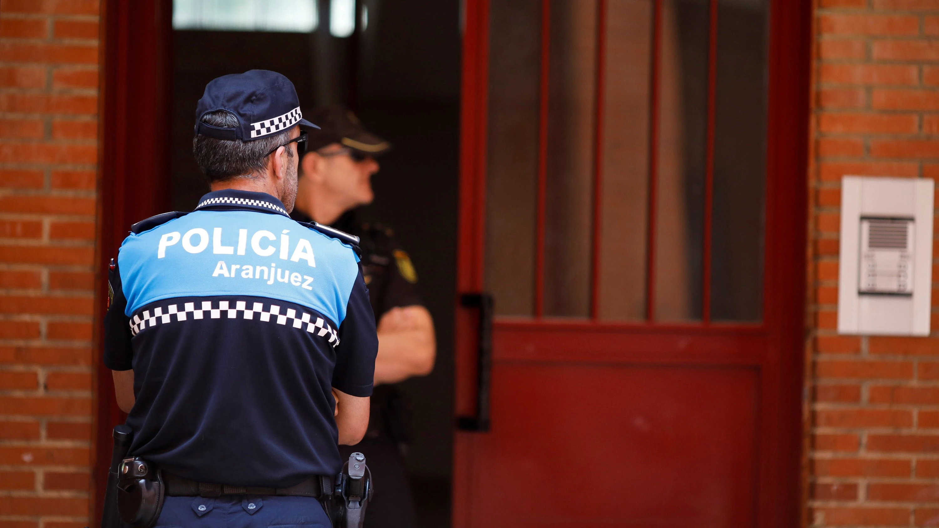 Policías en la vivienda situada en la calle de Victoria Kamhi de Aranjuez donde se produjo el tiroteo