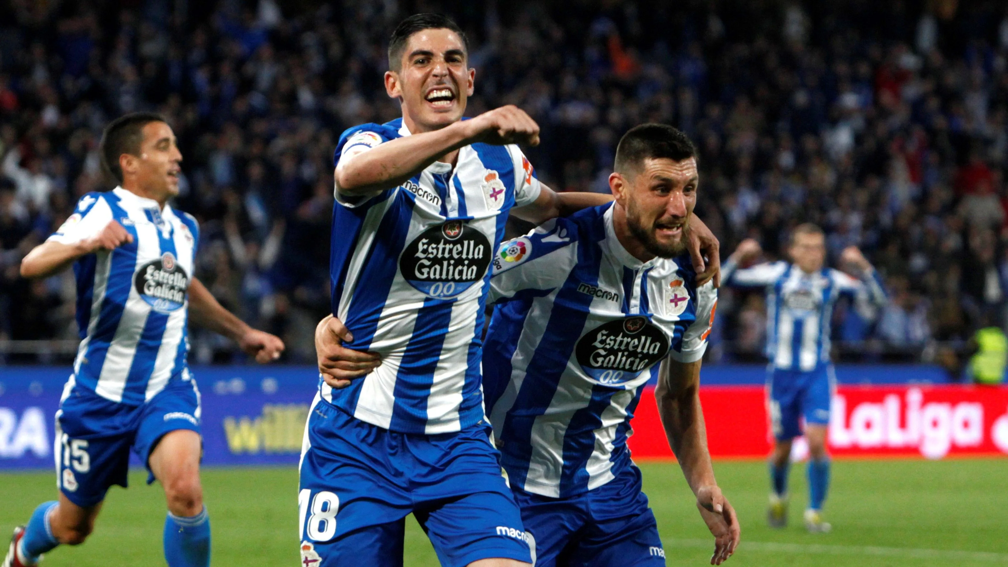 Carlos Fernández y Borja Valle celebran un gol en Riazor