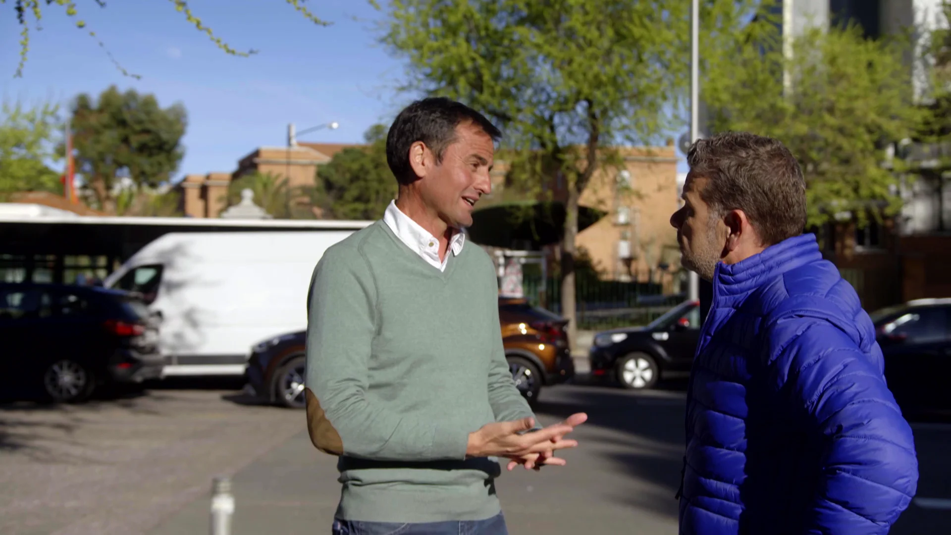 Alberto Chicote habla con un portavoz de una asociación de la Guardia Civil