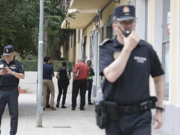 Agentes de Policía frente a la vivienda de la mujer hallada muerta en Xátiva Agentes de Policía frente a la vivienda de la mujer hallada muerta en Xátiva