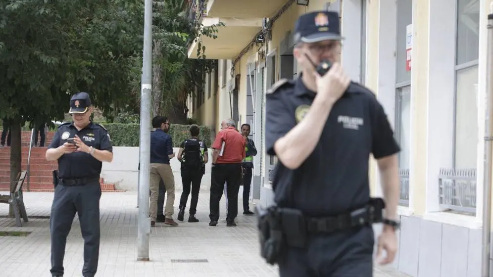 Agentes de Policía frente a la vivienda de la mujer hallada muerta en Xátiva