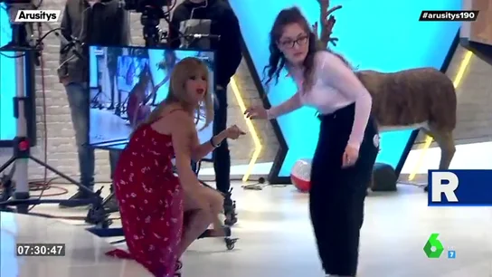 La divertida pillada de Arusitys a María Moya en pleno arranque del programa La divertida pillada de Arusitys a María Moya en pleno arranque del programa