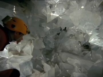 Abren al público 'La Geoda', una cueva de cristales gigantes a 60 metros de profundidad Abren al público 'La Geoda', una cueva de cristales gigantes a 60 metros de profundidad