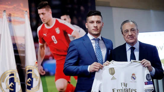 Jovic posa con la camiseta del Real Madrid junto a Florentino Pérez Jovic posa con la camiseta del Real Madrid junto a Florentino Pérez