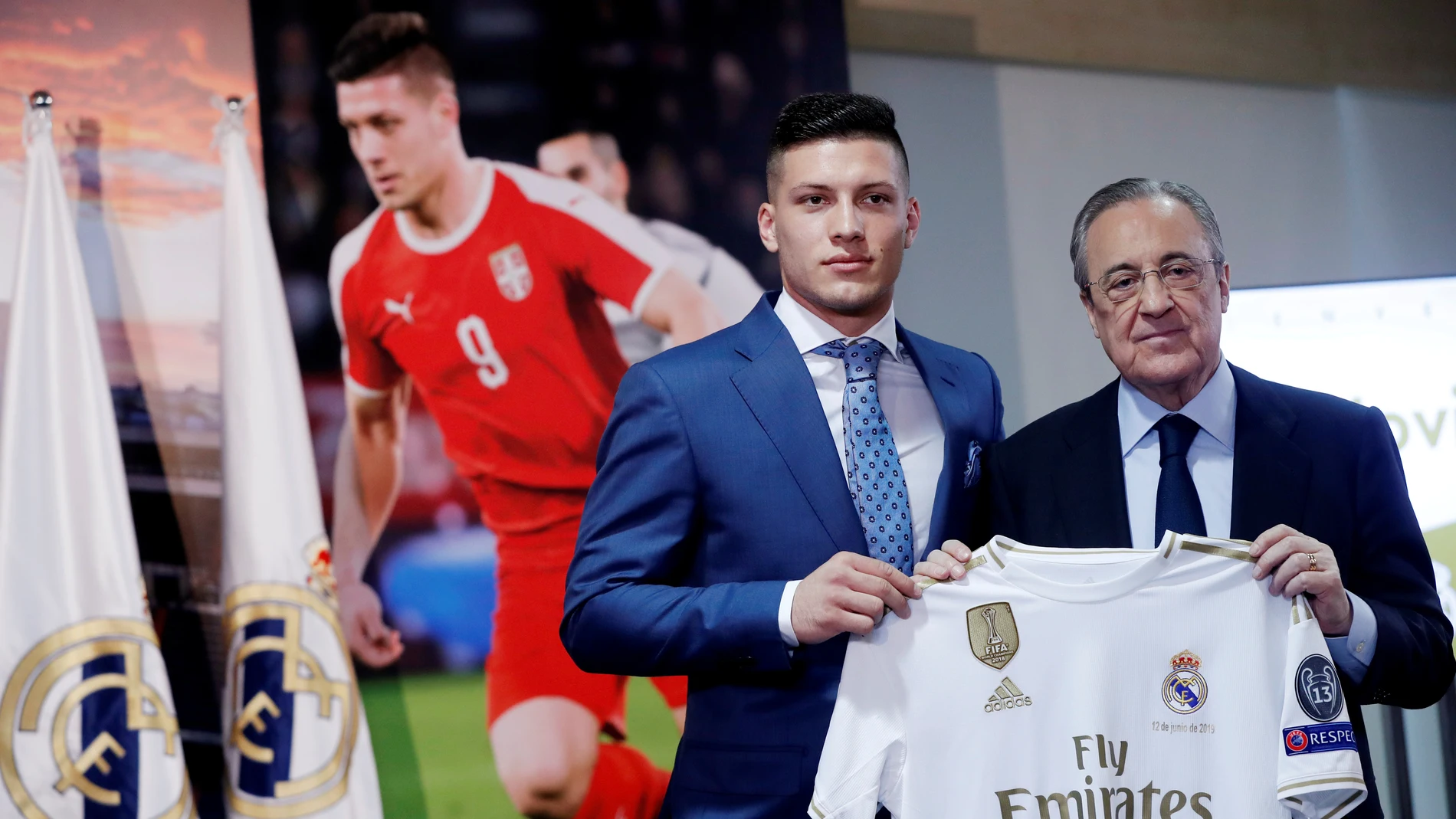 Jovic posa con la camiseta del Real Madrid junto a Florentino Pérez