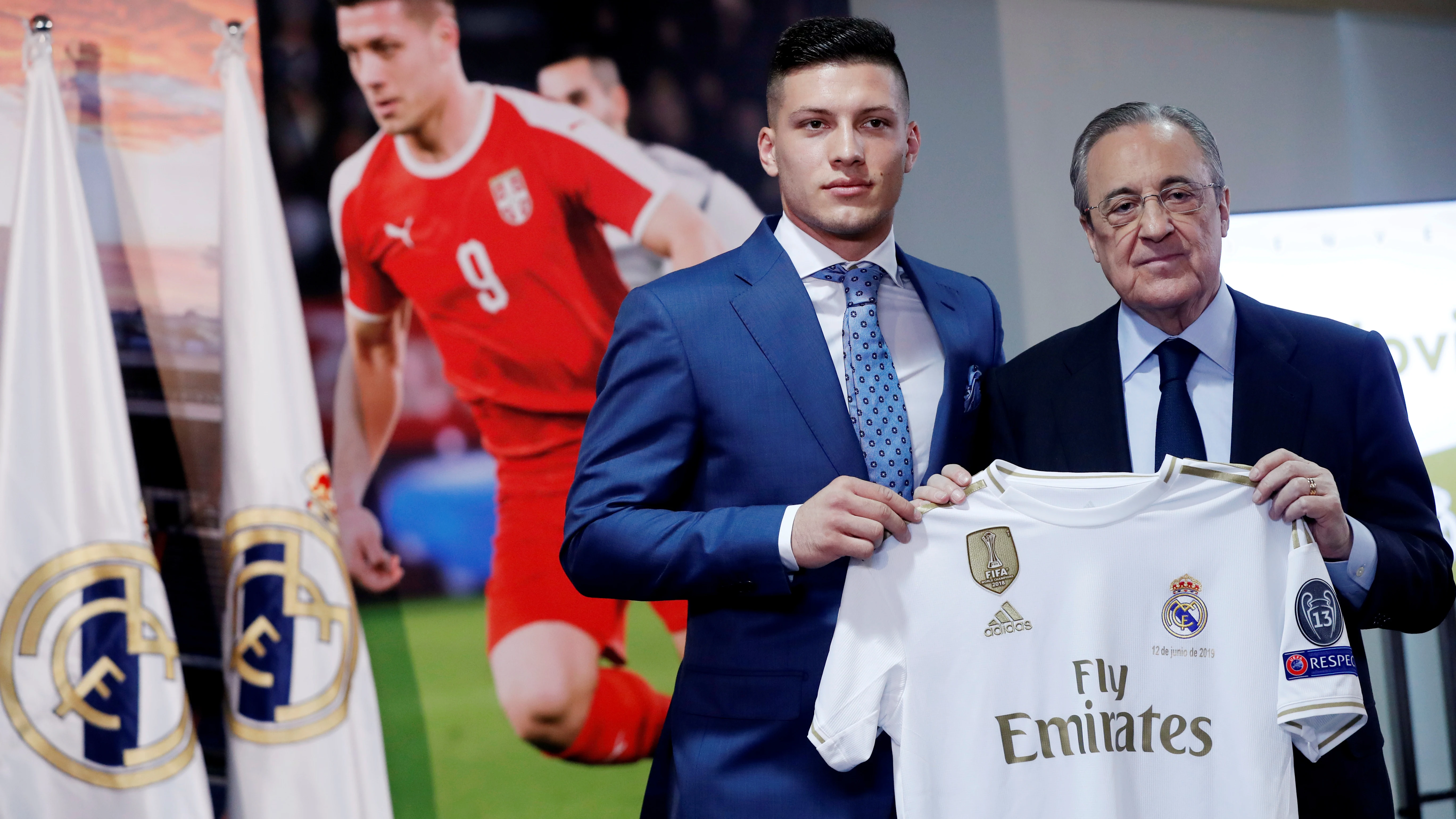 Jovic posa con la camiseta del Real Madrid junto a Florentino Pérez