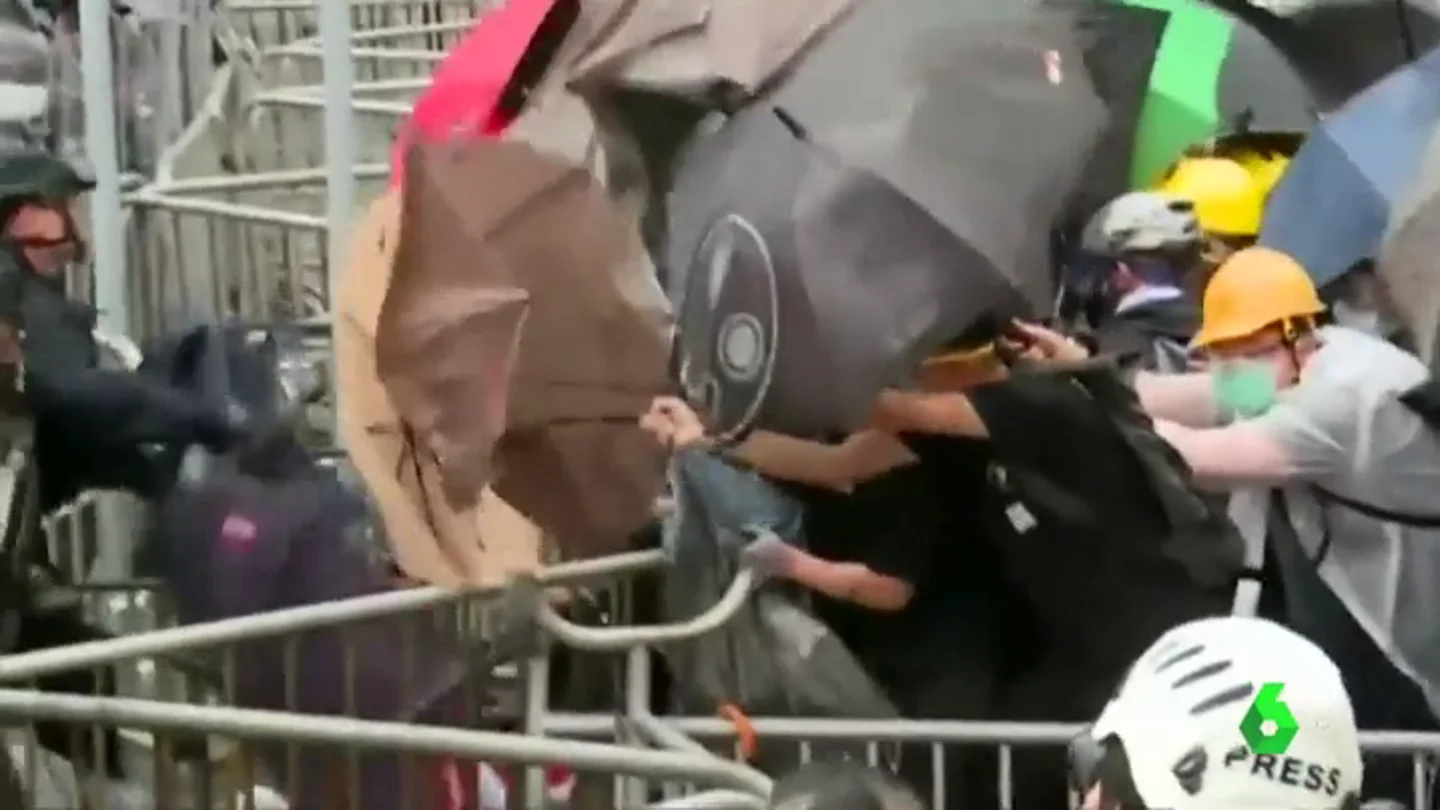 Hong Kong combate a decenas de manifestantes a base de gas pimienta y cañonazos Hong Kong combate a decenas de manifestantes a base de gas pimienta y cañonazos