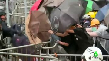 Hong Kong combate a decenas de manifestantes a base de gas pimienta y cañonazos