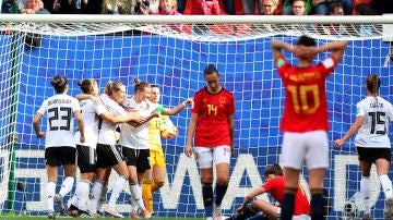 Las jugadoras de Alemania celebran su gol ante España