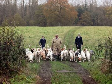 Cazadores con perros de presa Cazadores con perros de presa