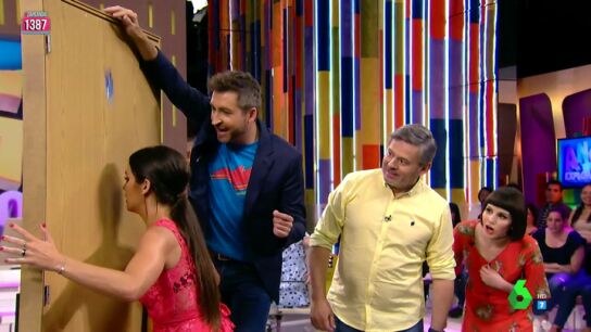 Los zapeadores se someten al 'reto de la tarjeta': &iquest;conseguir&aacute;n atraparla con la cabeza antes de que caiga al suelo?