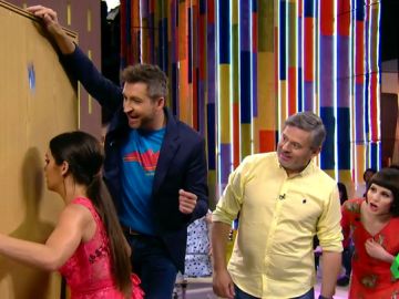 Los zapeadores se someten al 'reto de la tarjeta': ¿conseguirán atraparla con la cabeza antes de que caiga al suelo? Los zapeadores se someten al 'reto de la tarjeta': ¿conseguirán atraparla con la cabeza antes de que caiga al suelo?