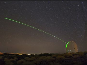 Un láser emitido desde el Observatorio del Teide, perteneciente al IAC Un láser emitido desde el Observatorio del Teide, perteneciente al IAC