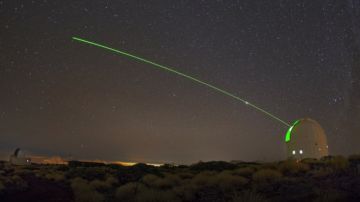 Un láser emitido desde el Observatorio del Teide, perteneciente al IAC