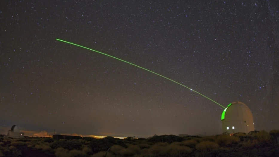 Un láser emitido desde el Observatorio del Teide, perteneciente al IAC