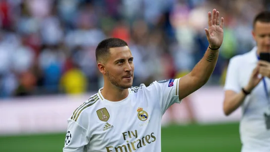 Hazard saluda a los aficionados durante su presentación en el Bernabéu Hazard saluda a los aficionados durante su presentación en el Bernabéu