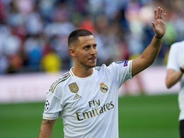 Hazard saluda a los aficionados durante su presentación en el Bernabéu Hazard saluda a los aficionados durante su presentación en el Bernabéu