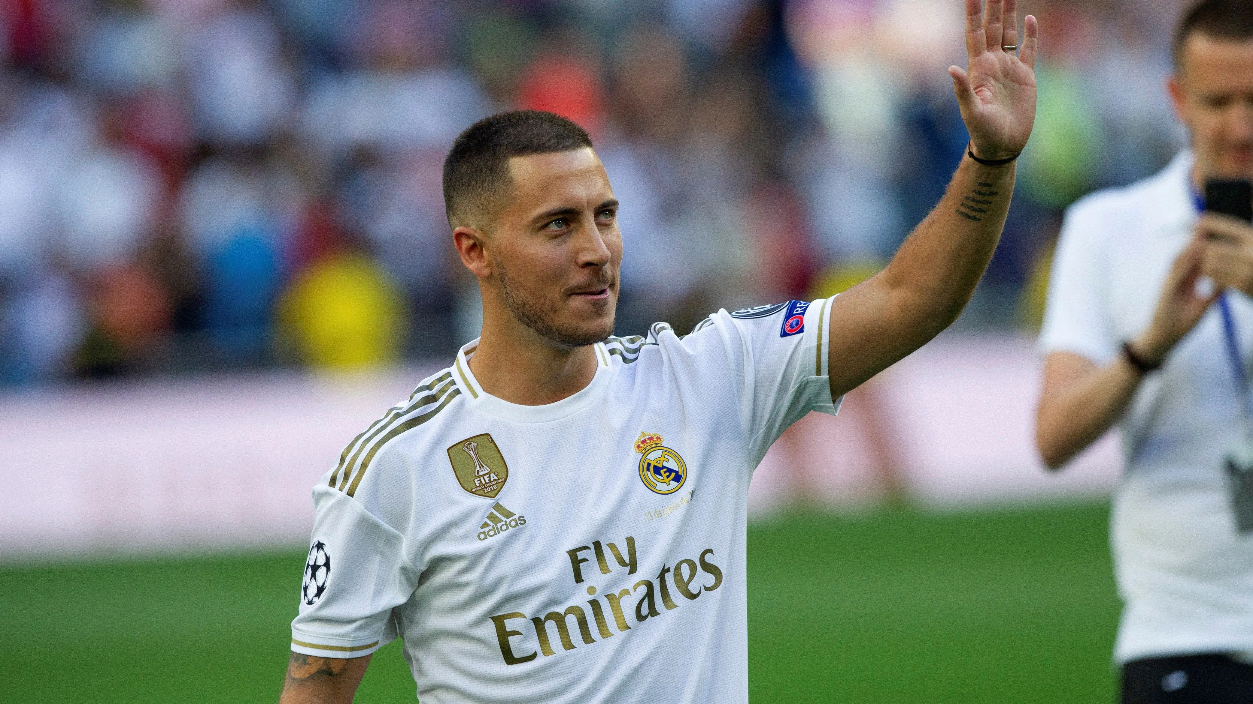 Hazard saluda a los aficionados durante su presentación en el Bernabéu