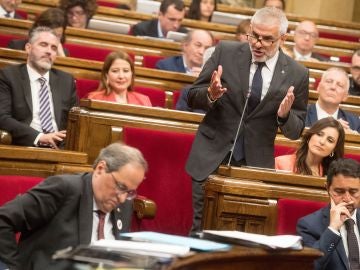 Carlos Carrizosa realizando una pregunta a Quim Torra en el Parlament Carlos Carrizosa realizando una pregunta a Quim Torra en el Parlament