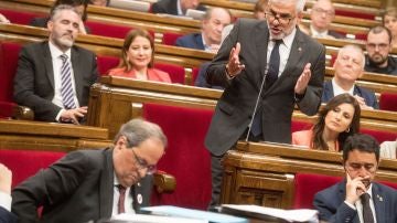 Carlos Carrizosa realizando una pregunta a Quim Torra en el Parlament