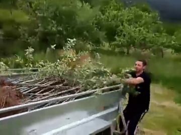 El monumental cabrero de un agricultor obligado a pagar 859 euros de autónomos: "¿Pagar autónomos pa' cuatro fartones?" El monumental cabrero de un agricultor obligado a pagar 859 euros de autónomos: "¿Pagar autónomos pa' cuatro fartones?"