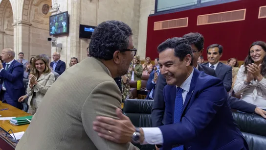 El presidente de la Junta de Andalucía, Juanma Moreno, y el presidente del grupo parlamentario Vox, Francisco Serrano El presidente de la Junta de Andalucía, Juanma Moreno, y el presidente del grupo parlamentario Vox, Francisco Serrano