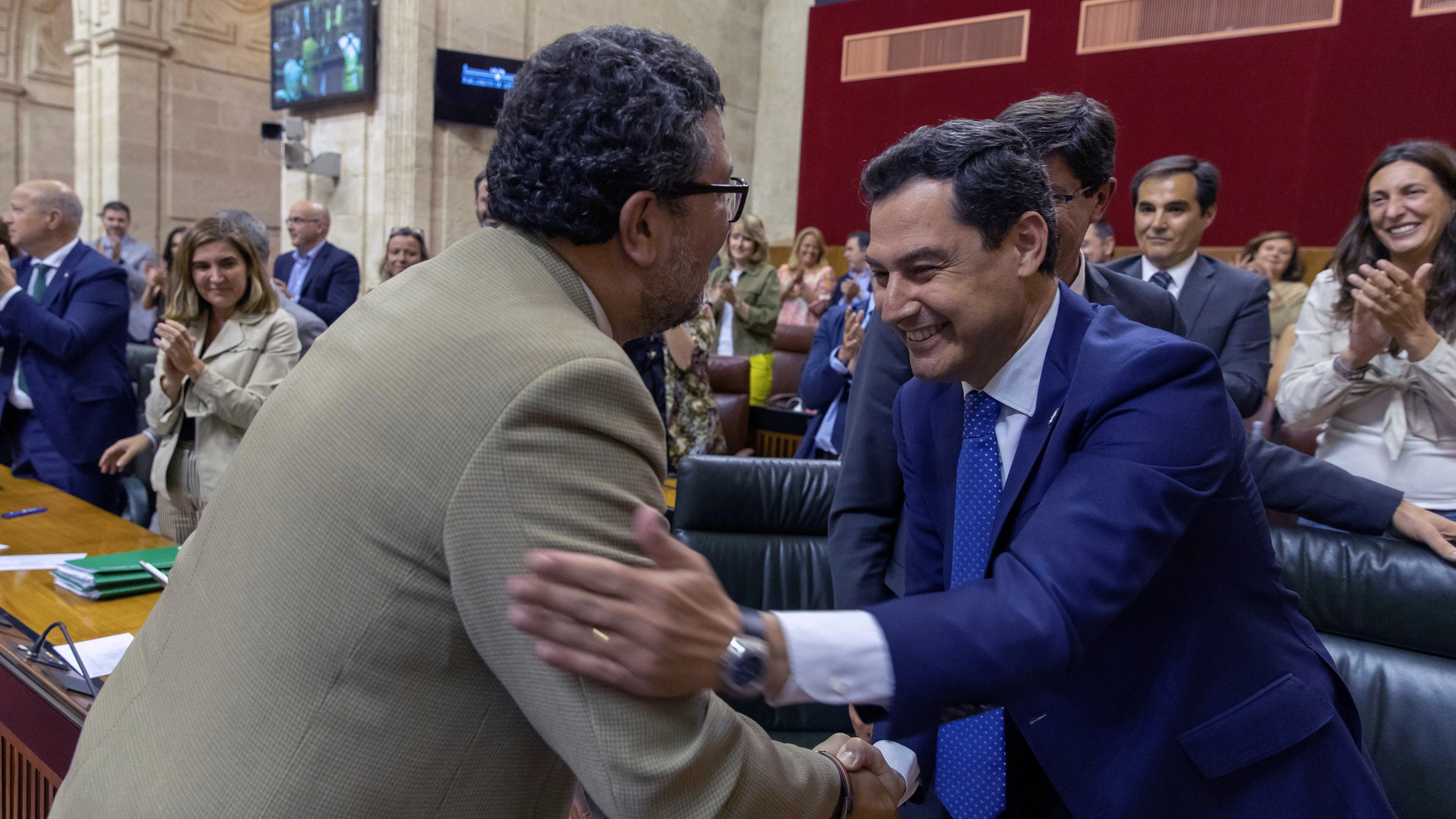 El presidente de la Junta de Andalucía, Juanma Moreno, y el presidente del grupo parlamentario Vox, Francisco Serrano