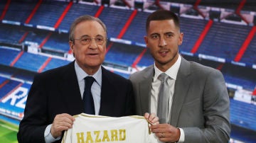 Eden Hazard posa con Florentino Pérez en su presentación