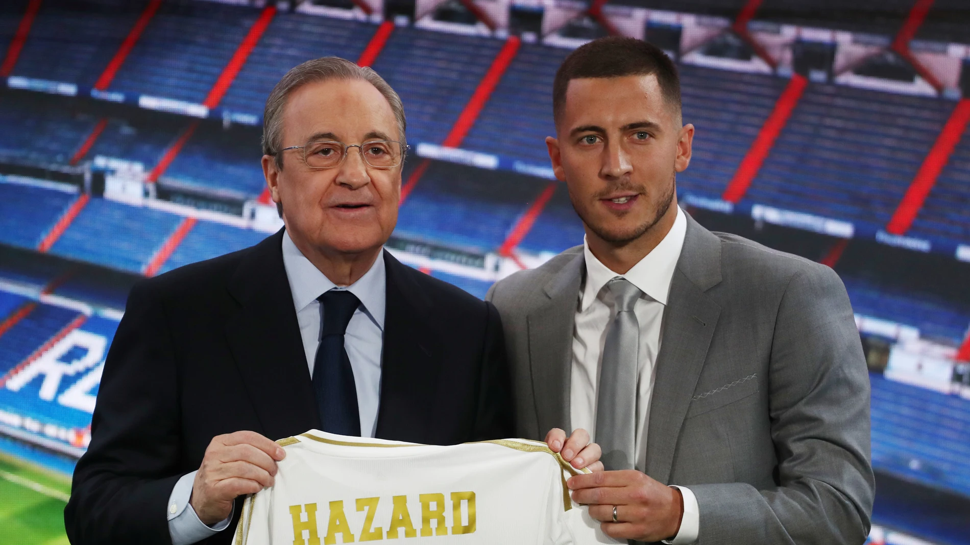 Eden Hazard posa con Florentino Pérez en su presentación