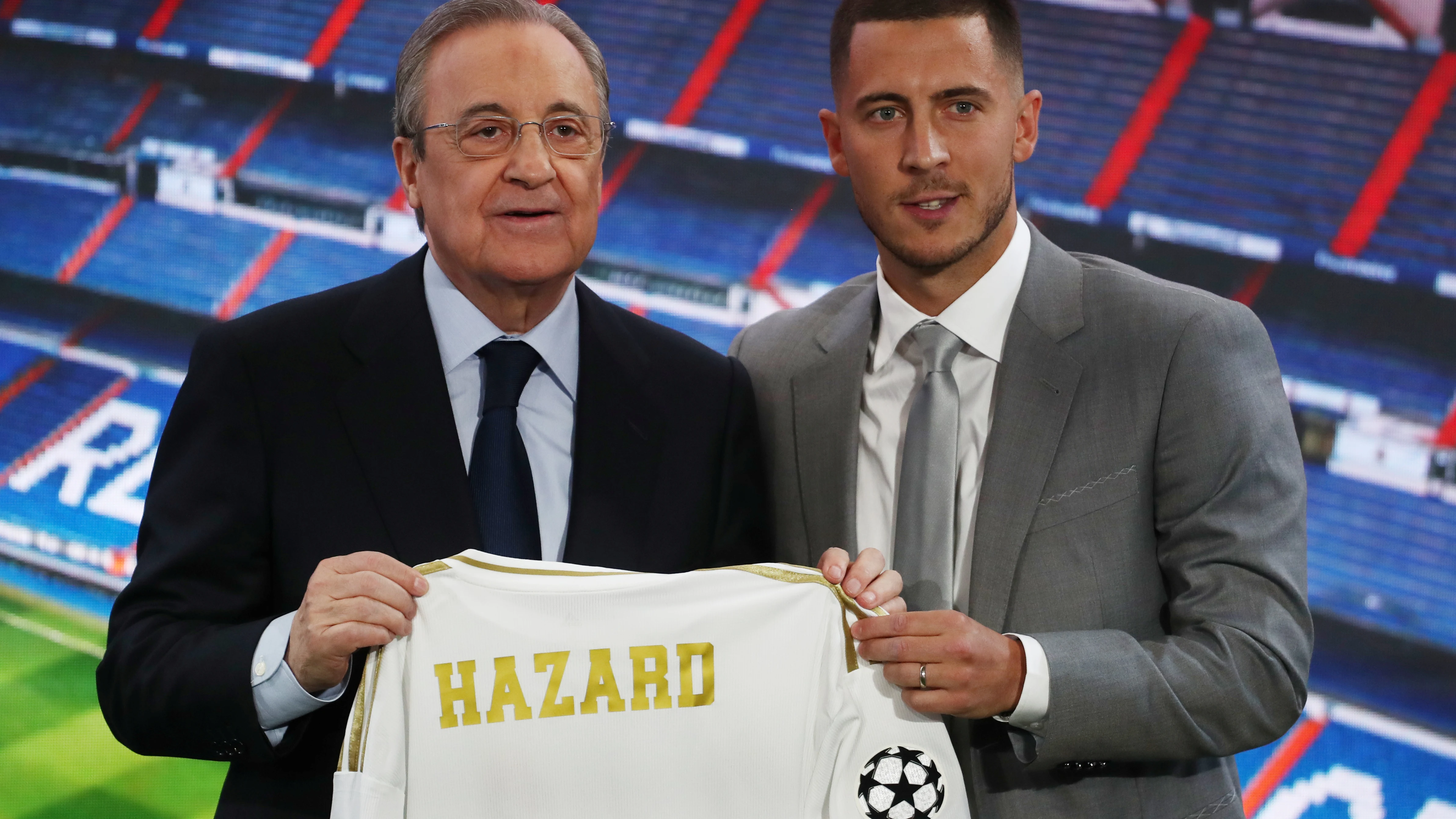 Eden Hazard posa con Florentino Pérez en su presentación