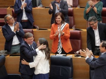 El president de la Generalitat, Ximo Puig, abraza a la vicepresidenta en funciones, Mónica Oltra El president de la Generalitat, Ximo Puig, abraza a la vicepresidenta en funciones, Mónica Oltra