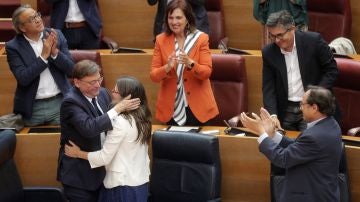 El president de la Generalitat, Ximo Puig, abraza a la vicepresidenta en funciones, Mónica Oltra