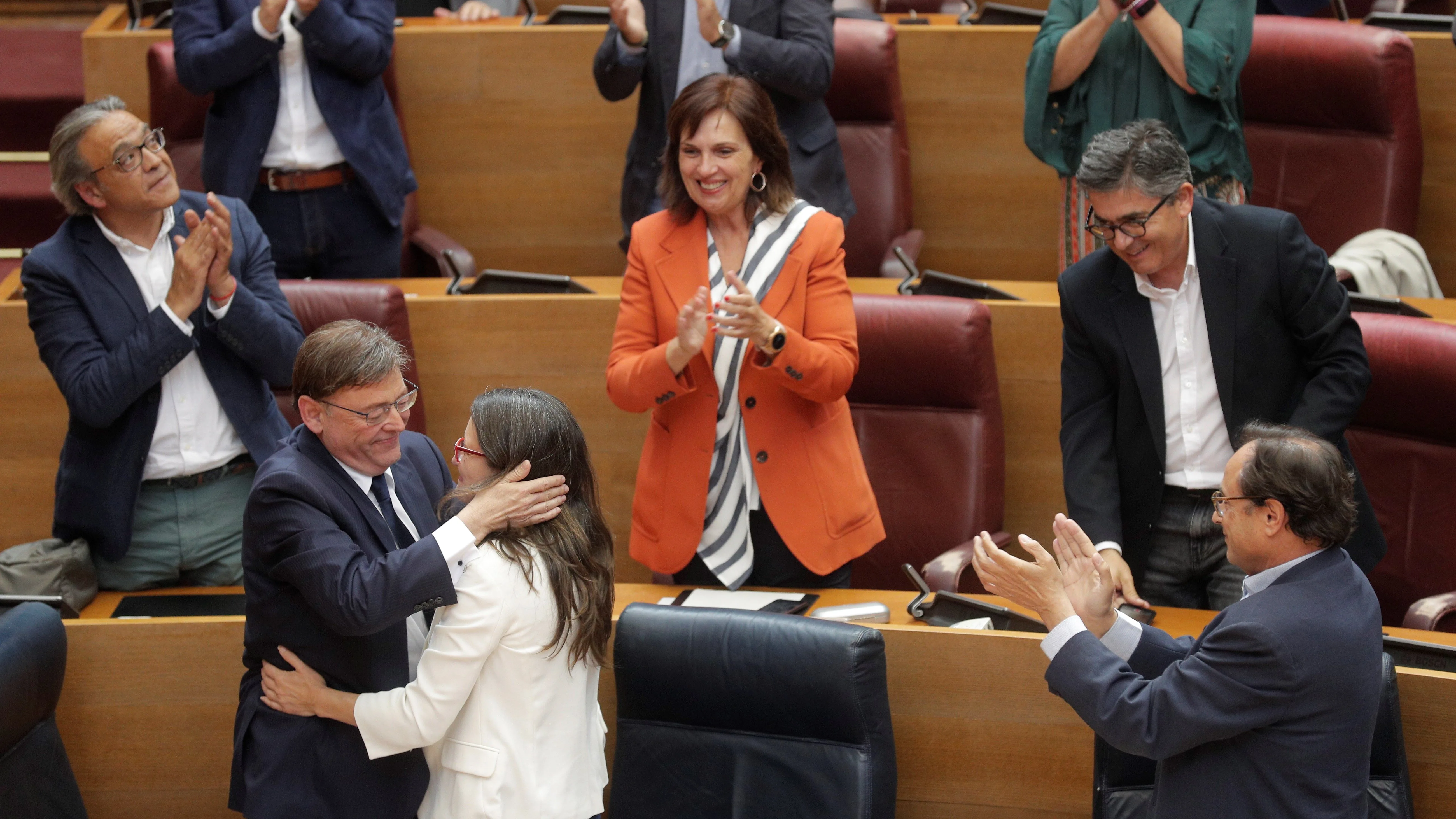 El president de la Generalitat, Ximo Puig, abraza a la vicepresidenta en funciones, Mónica Oltra