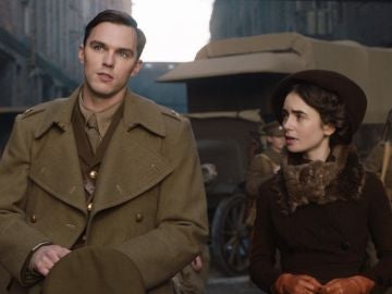 Nicholas Hoult y Lily Collins en 'Tolkien' Nicholas Hoult y Lily Collins en 'Tolkien'