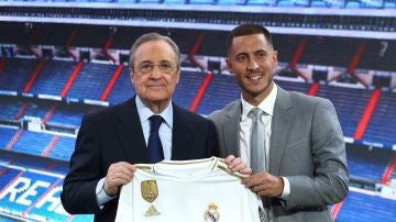 Florentino Pérez y Hazard en el palco del Bernabéu