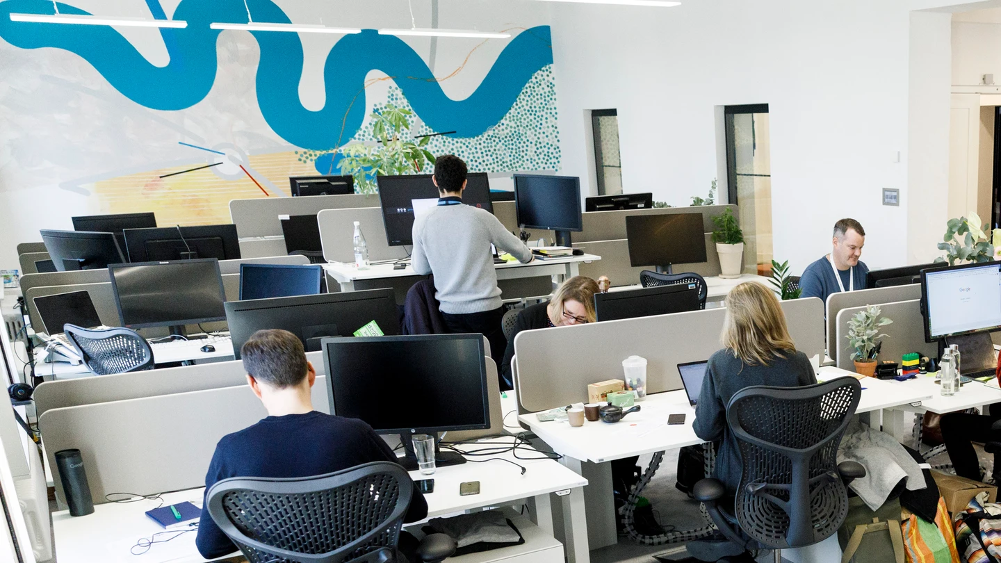 Empleados trabajando en una oficina de una multinacional Empleados trabajando en una oficina de una multinacional