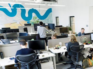 Empleados trabajando en una oficina de una multinacional Empleados trabajando en una oficina de una multinacional