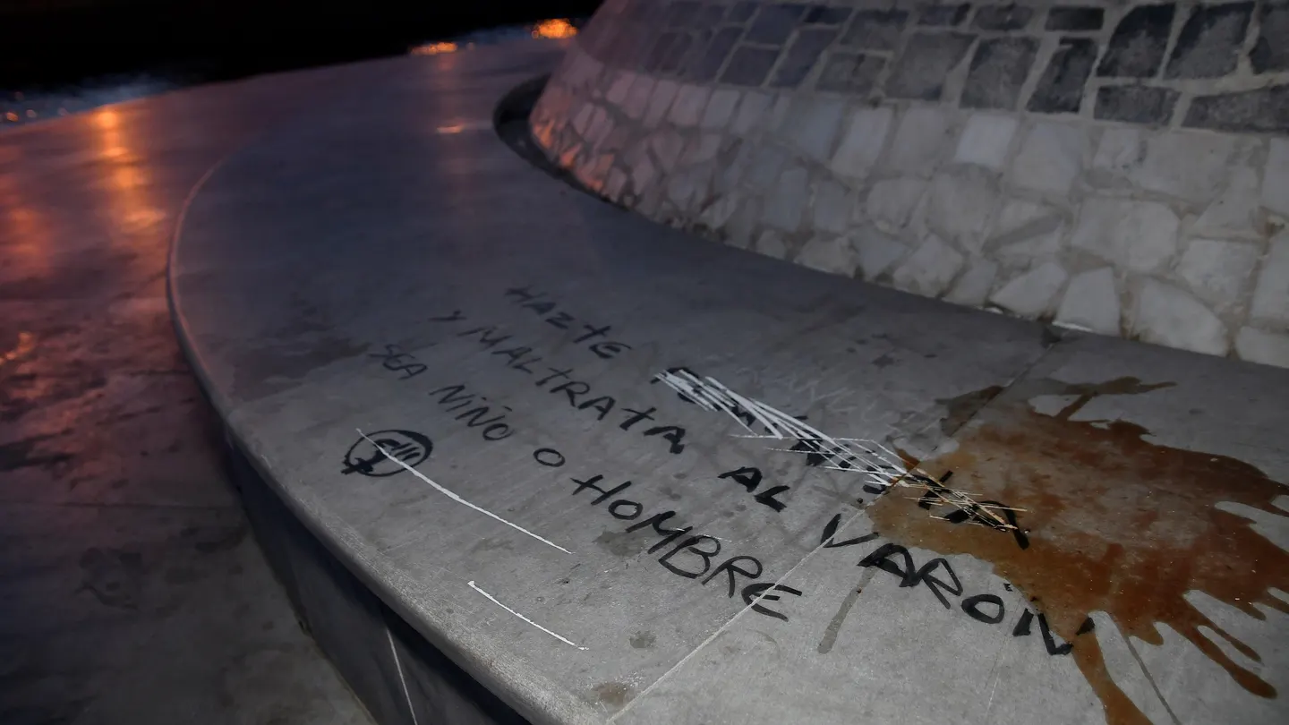 Pintada sobre el monumento homenaje a Gabriel Cruz Pintada sobre el monumento homenaje a Gabriel Cruz