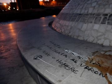 Pintada sobre el monumento homenaje a Gabriel Cruz Pintada sobre el monumento homenaje a Gabriel Cruz