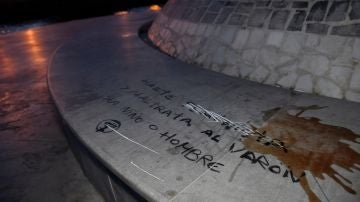 Pintada sobre el monumento homenaje a Gabriel Cruz