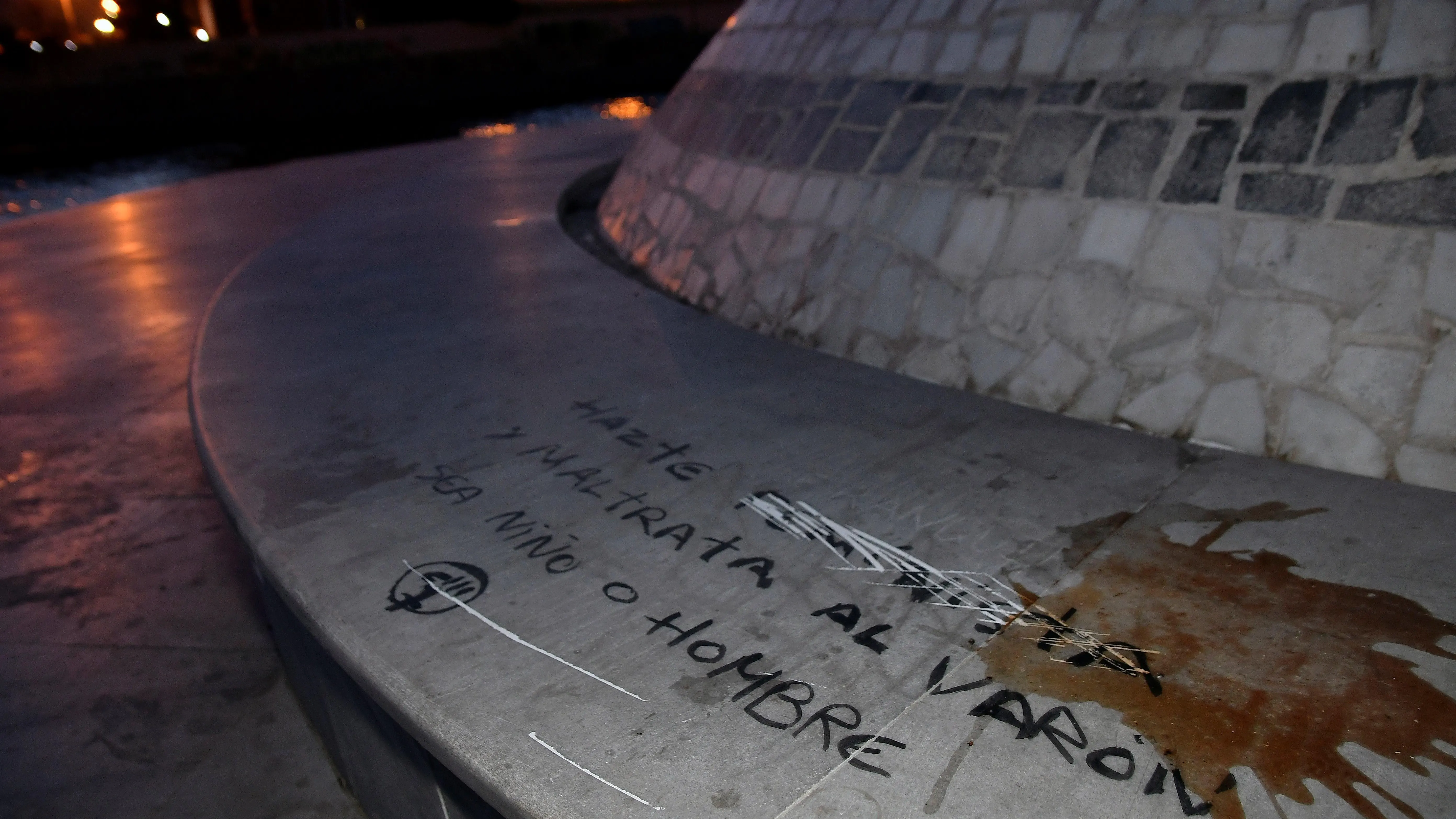 Pintada sobre el monumento homenaje a Gabriel Cruz