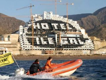 Ecologistas en Acción otorga 48 banderas negras a las playas más contaminadas del litoral español Ecologistas en Acción otorga 48 banderas negras a las playas más contaminadas del litoral español