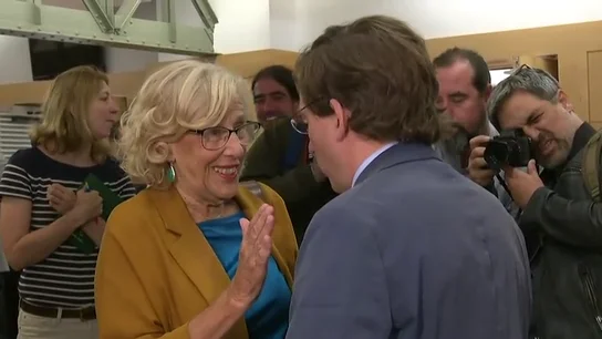 Pillan la charla entre Carmena y Almeida: "Puedes desmontar el despacho, creo que tú querrás uno estilo Gallardón" Pillan la charla entre Carmena y Almeida: "Puedes desmontar el despacho, creo que tú querrás uno estilo Gallardón"
