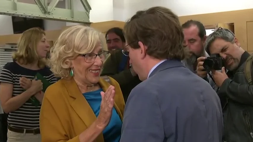 Pillan la charla entre Carmena y Almeida: "Puedes desmontar el despacho, creo que tú querrás uno estilo Gallardón"